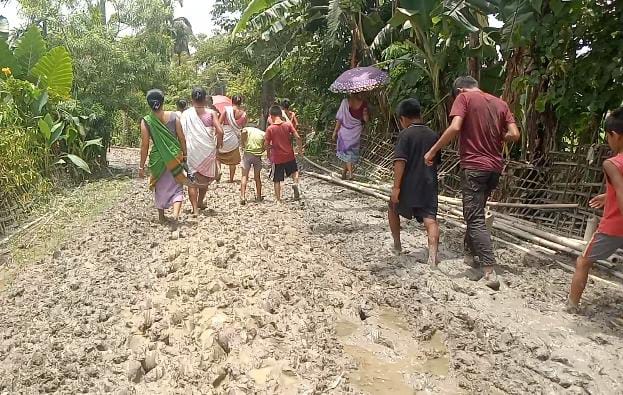 মন্ত্ৰী অতুল বৰাৰ গৃহ-সমষ্টিত বোকাময় পথে জীয়াতু ভোগাইছে ৰাইজক;২০২৬ৰ পূৰ্বে পথ নিৰ্মাণ নকৰিলে ভোট বৰ্জনৰ হুংকাৰ ৰাইজৰ